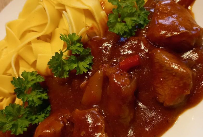 Gulasch mit Bandnudel