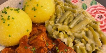 Gulasch Klöße und grüne Bohnen