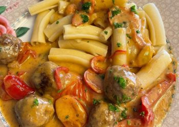 Hackbällchen in einer Paprika Tomaten Sahne Sauce mit Nudeln