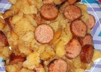 Gebratene Kartoffeln, Zwiebeln und geräucherte polnische Wurst