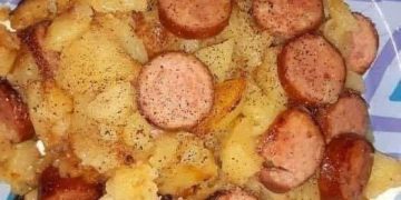 Gebratene Kartoffeln, Zwiebeln und geräucherte polnische Wurst