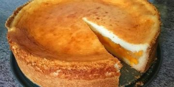 Pfirsichkuchen mit saftigem Guss, fruchtiger, leckerer und schneller Kuchen