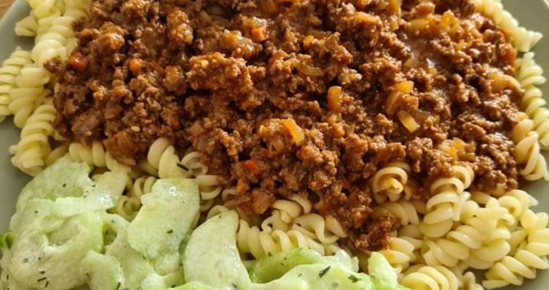 Bolognese mit Nudeln und Gurkensalat