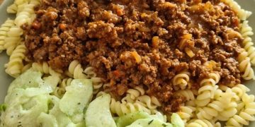 Bolognese mit Nudeln und Gurkensalat