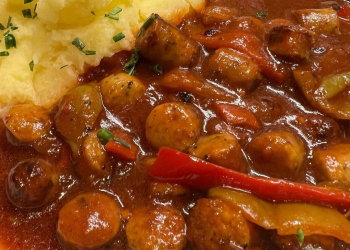 Rostbratwurstpfanne mit Kartoffelstampf