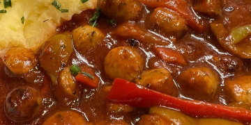 Rostbratwurstpfanne mit Kartoffelstampf