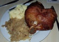 Schweinshaxe auf Sauerkraut