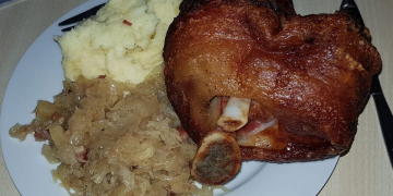 Schweinshaxe auf Sauerkraut