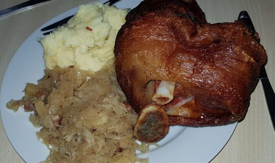 Schweinshaxe auf Sauerkraut