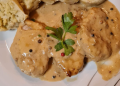 Schweinemedaillons in Pfefferrahmsoße und Serviettenknödel