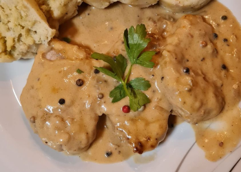 Schweinemedaillons in Pfefferrahmsoße und Serviettenknödel