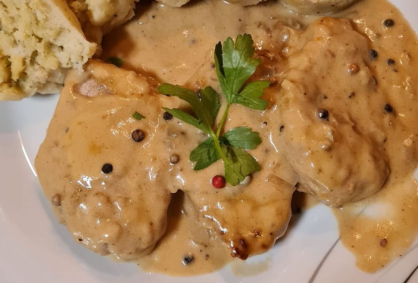 Schweinemedaillons in Pfefferrahmsoße und Serviettenknödel