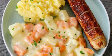 Kohlrabi-Möhren Gemüse mit Kartoffelpüree und Bratwurst