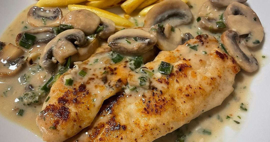 Hühnersteaks in Champignon-Knoblauch-Sauce /dazu gab es gebratene Schupfnudeln