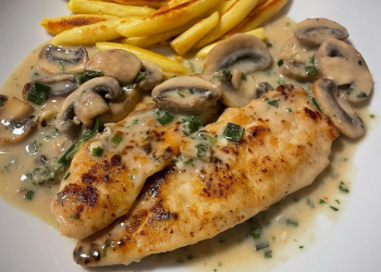 Hühnersteaks in Champignon-Knoblauch-Sauce /dazu gab es gebratene Schupfnudeln
