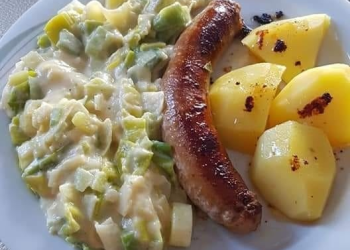 Bratwurst, Porreegemüse, neue Kartoffeln mit Bratfett..