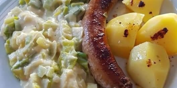 Bratwurst, Porreegemüse, neue Kartoffeln mit Bratfett..