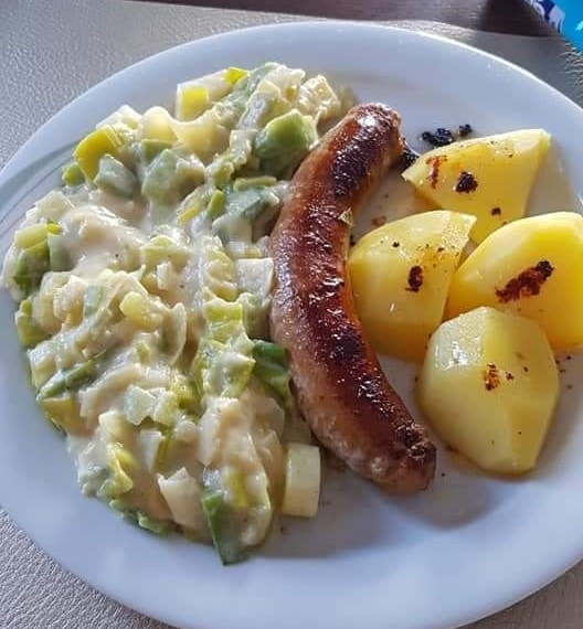 Bratwurst, Porreegemüse, neue Kartoffeln mit Bratfett..