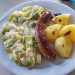 Bratwurst, Porreegemüse, neue Kartoffeln mit Bratfett..