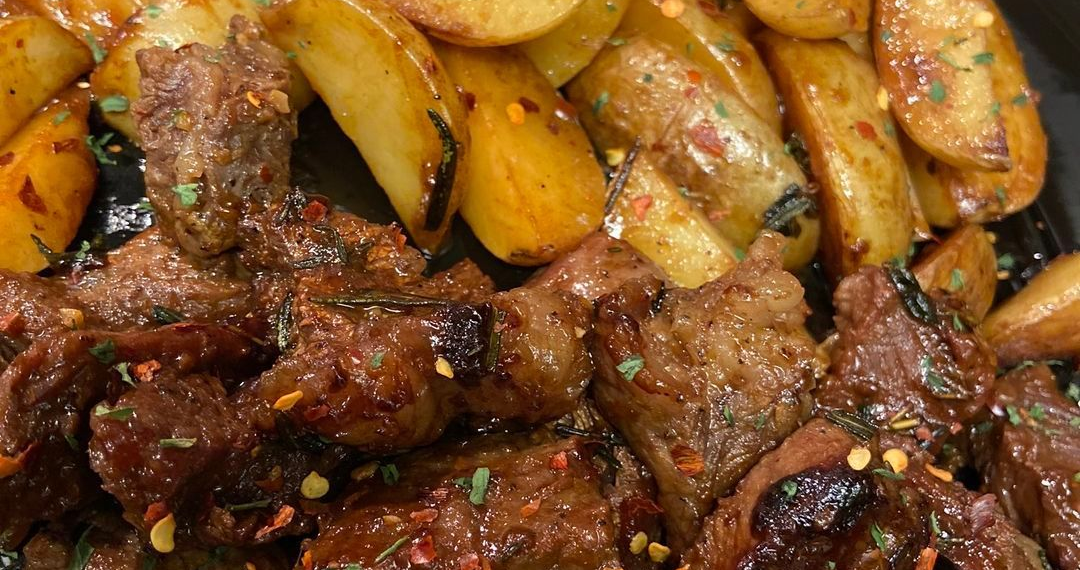 Knoblauch-Kräuter-Kartoffeln und Steakpfanne