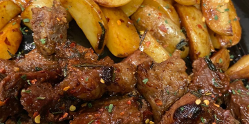 Knoblauch-Kräuter-Kartoffeln und Steakpfanne