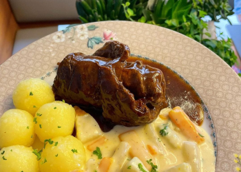 Rouladen Klöße und Kohlrabi Karotten