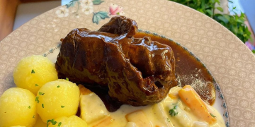 Rouladen Klöße und Kohlrabi Karotten