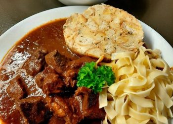 Rindergulasch mit Serviettenknödel