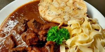 Rindergulasch mit Serviettenknödel