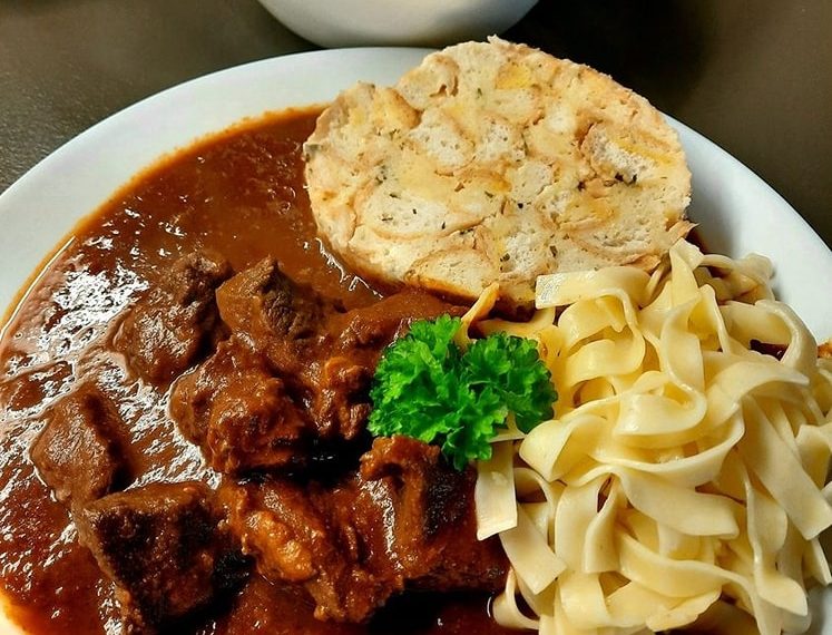 Rindergulasch mit Serviettenknödel