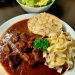Rindergulasch mit Serviettenknödel
