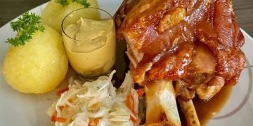 Knusprig gebratene Schweinshaxen