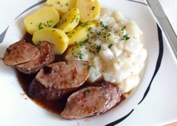 Schweinefilet mit Rotweinsoße, Kartoffeln und frische Kohlrabi dazu
