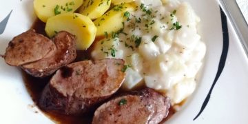 Schweinefilet mit Rotweinsoße, Kartoffeln und frische Kohlrabi dazu