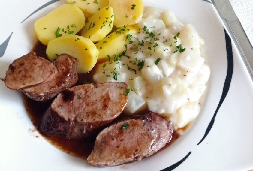 Schweinefilet mit Rotweinsoße, Kartoffeln und frische Kohlrabi dazu