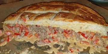 Fladenbrot mit Hackfleisch aus dem Backofen