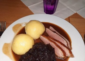 Ente mit Rotkraut und Knödel
