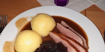 Ente mit Rotkraut und Knödel