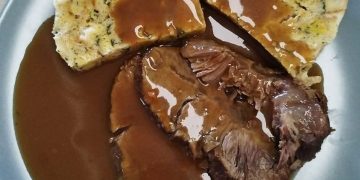 Sauerbraten mit Semmelknödel