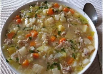 Omas deftige Graupensuppe mit Rinderbeinscheibe