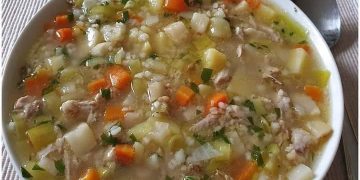 Omas deftige Graupensuppe mit Rinderbeinscheibe