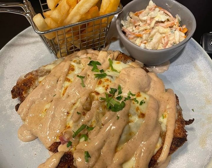 Aloha-Hähnchenschnitzel, Käse, Speck, Ananas, karamellisierte Zwiebeln und BBQ-Aioli