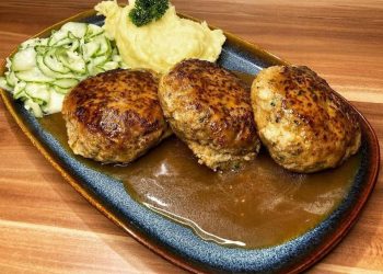 Fleischpflanzerl mit Kartoffelpüree und Gurkensalat