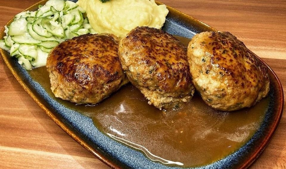 Fleischpflanzerl mit Kartoffelpüree und Gurkensalat