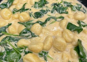 Gnocci mit Blattspinat in einer Parmesan Zitrone Sauce mit Hähnchen so lecker