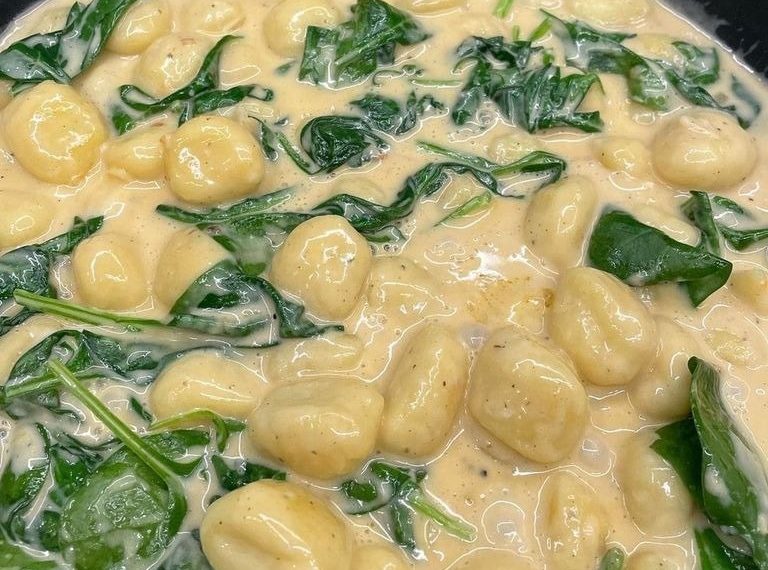Gnocci mit Blattspinat in einer Parmesan Zitrone Sauce mit Hähnchen so ...