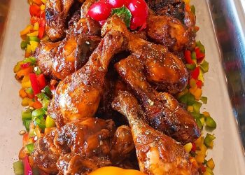 Hähnchenflügel und Keulen vom Grill