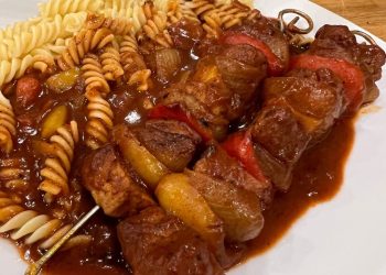 Schaschlik mit Nudeln