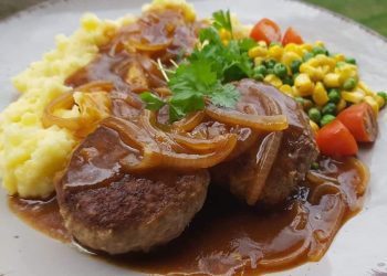 Buletten mit Kartoffelbrei, Zwiebelsoße und Buttergemüse