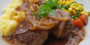 Buletten mit Kartoffelbrei, Zwiebelsoße und Buttergemüse